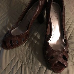 Brown leather pumps size 7